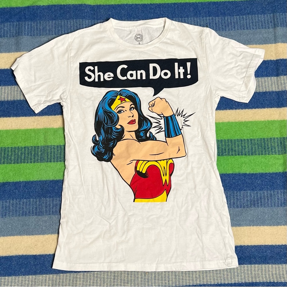 Wonder Woman “She Can Do It” Graphic T-Shirt Size Small